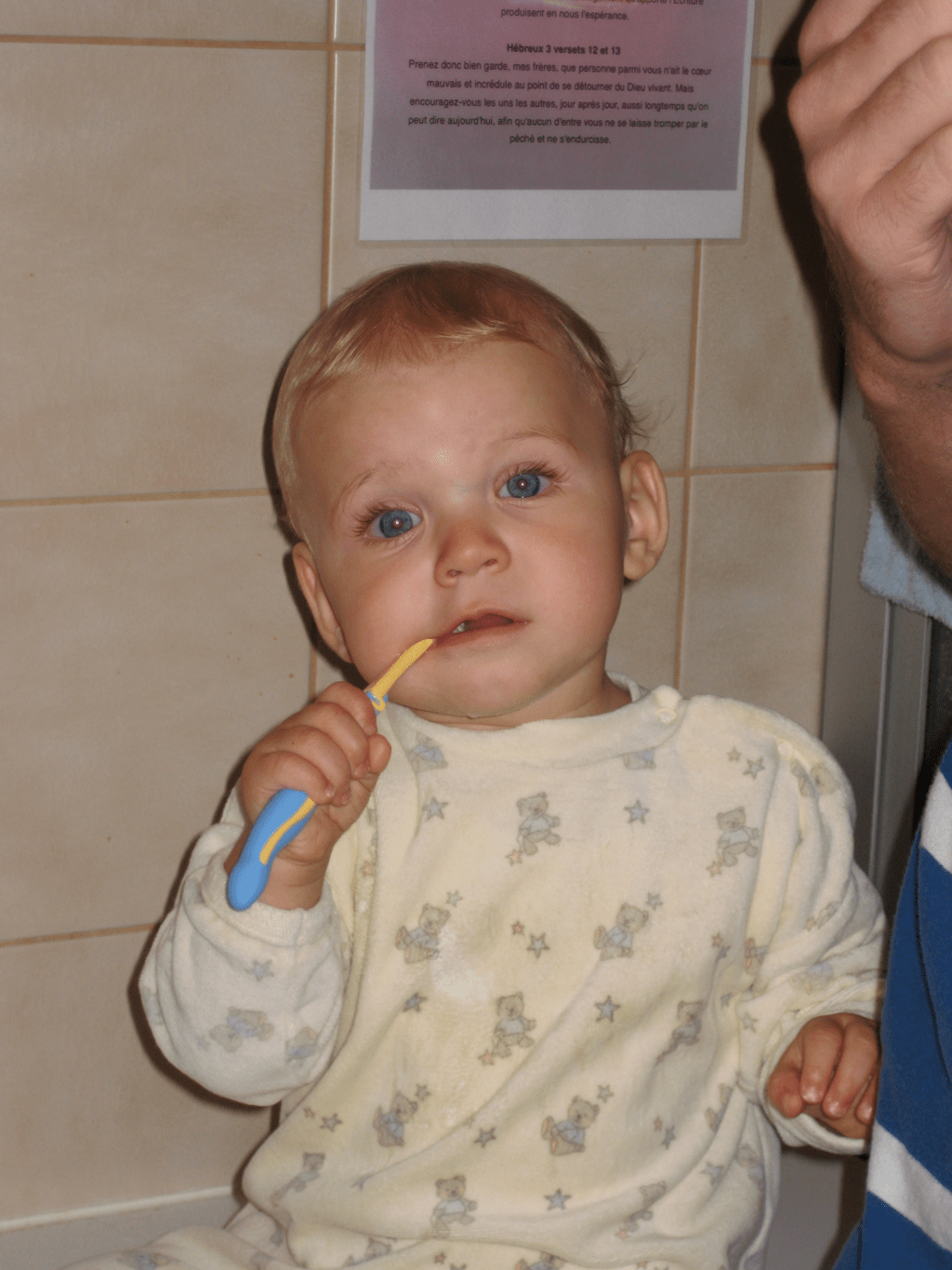 Johanna beim Zähneputzen