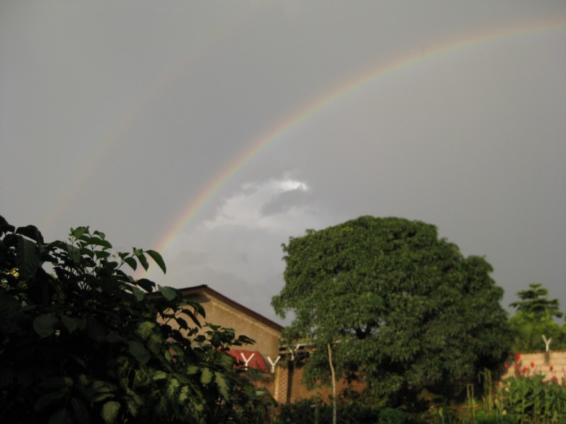 Regenbogen über Bujumbura, sogar mit einem zweiten Regenbogen